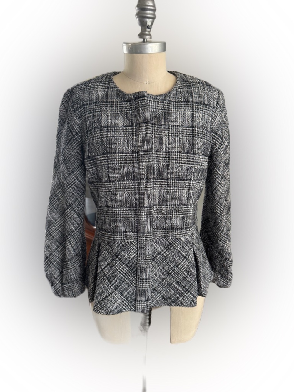 Banana Republic Women’s Black and White Tweed Zip Up Cropped Blazer. Size 8